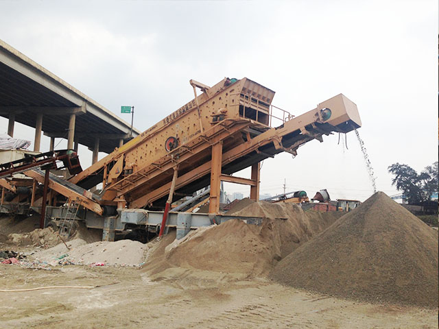 湖北楚光環(huán)保移動(dòng)破碎機(jī)破碎建筑垃圾現(xiàn)場(chǎng)