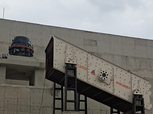 甘肅固定砂石生產(chǎn)線稀油振動(dòng)篩安裝現(xiàn)場(chǎng)