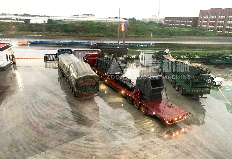 三輛大貨車已裝車完畢 準(zhǔn)備出發(fā).jpg 三輛大貨車已裝車完畢 準(zhǔn)備出發(fā).jpg