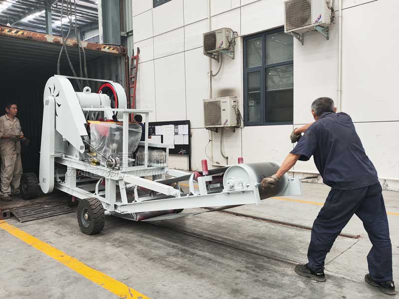 小顎式破碎機(jī)移動站.jpg 小顎式破碎機(jī)移動站